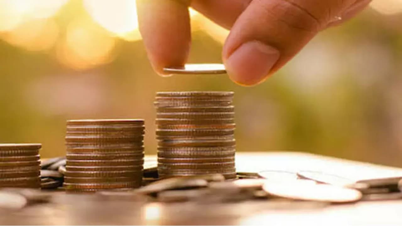 Financial Tips: अगर आप हमेशा पैसों की तंगी से रहते हैं परेशान तो पहले जानें ये 6 टिप्स, संवर जाएगी जिंदगी