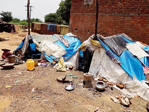 परिवार के साथ तिरपाल के नीचे रहने को विवश है फिरंगी भुइयां
