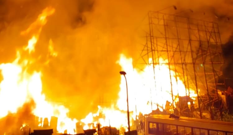 जोरदार विस्फोट के बाद 35 से अधिक झोड़पियां जलकर राख, दो दमकल कर्मी समेत छह घायल