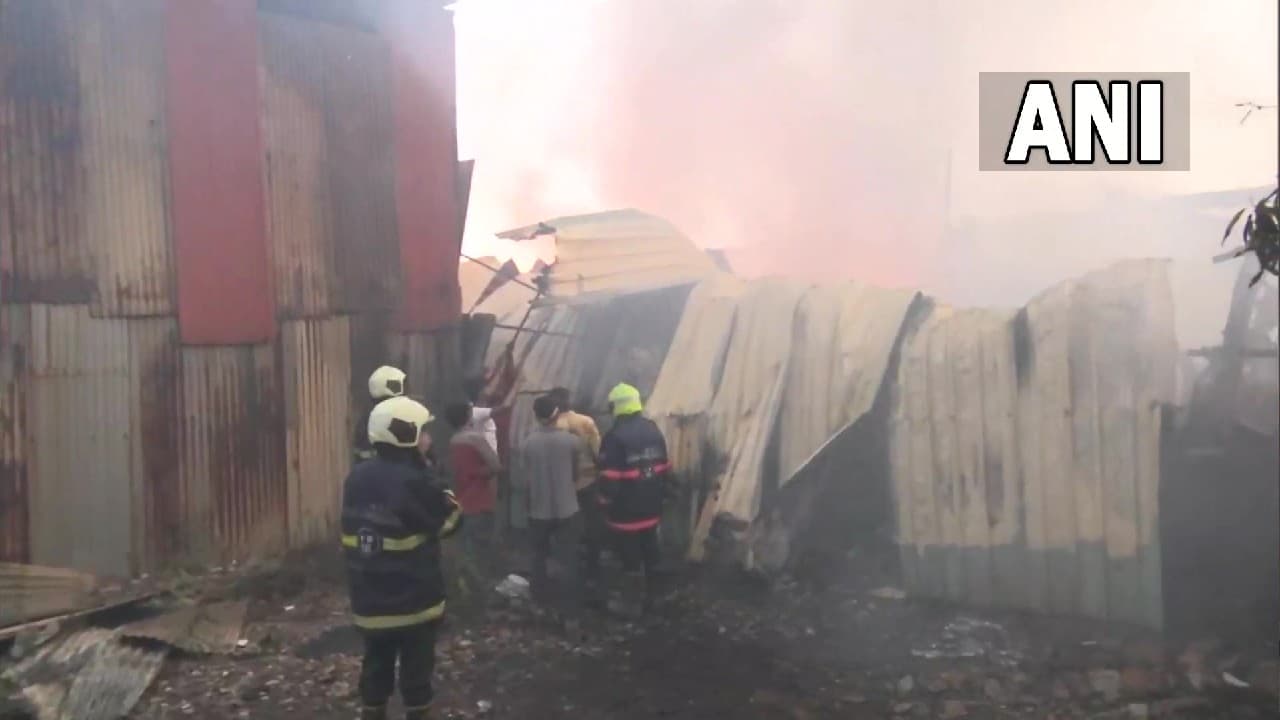 मुंबई के मानखुर्द स्थित मंडला कबाड़ बाजार में भीषण आग, करीब 25 से 30 गोदाम जलकर हो गए खाक