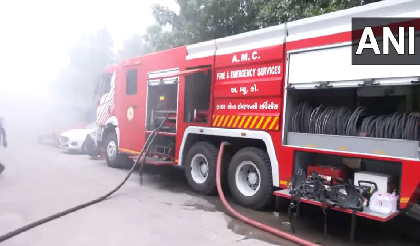 गुजरात में अस्पताल में लगी भीषण आग, महाराष्ट्र में चलती बस जल उठी, 50 यात्रियों की जान सांसत में