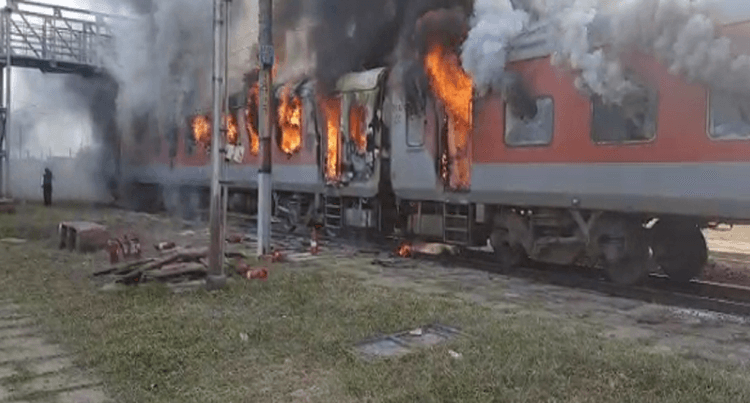 दुर्ग-उधमपुर एक्सप्रेस के दो बोगी में लगी आग, मची -चीख पुकार, सभी यात्री सुरक्षित