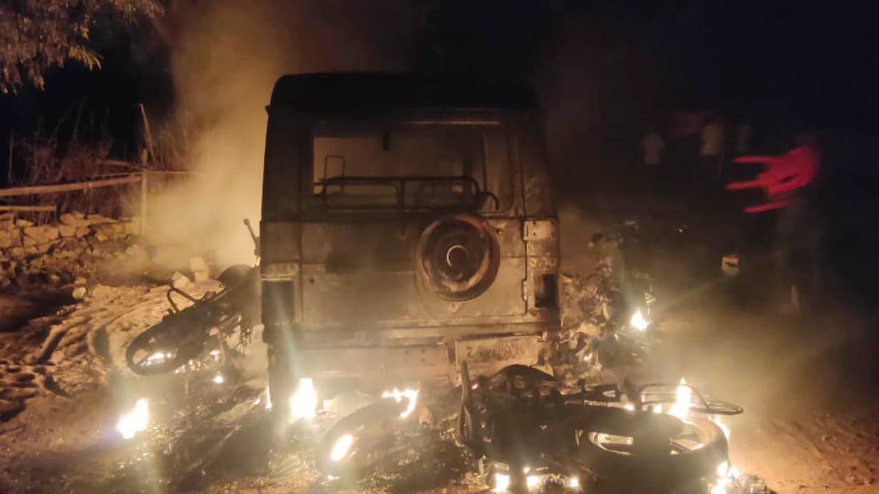 Jharkhand News: गुमला में फुटबॉल मैच के दौरान विवाद, दो गांव के ग्रामीण भिड़े, कई घायल, वाहनों को जलाया