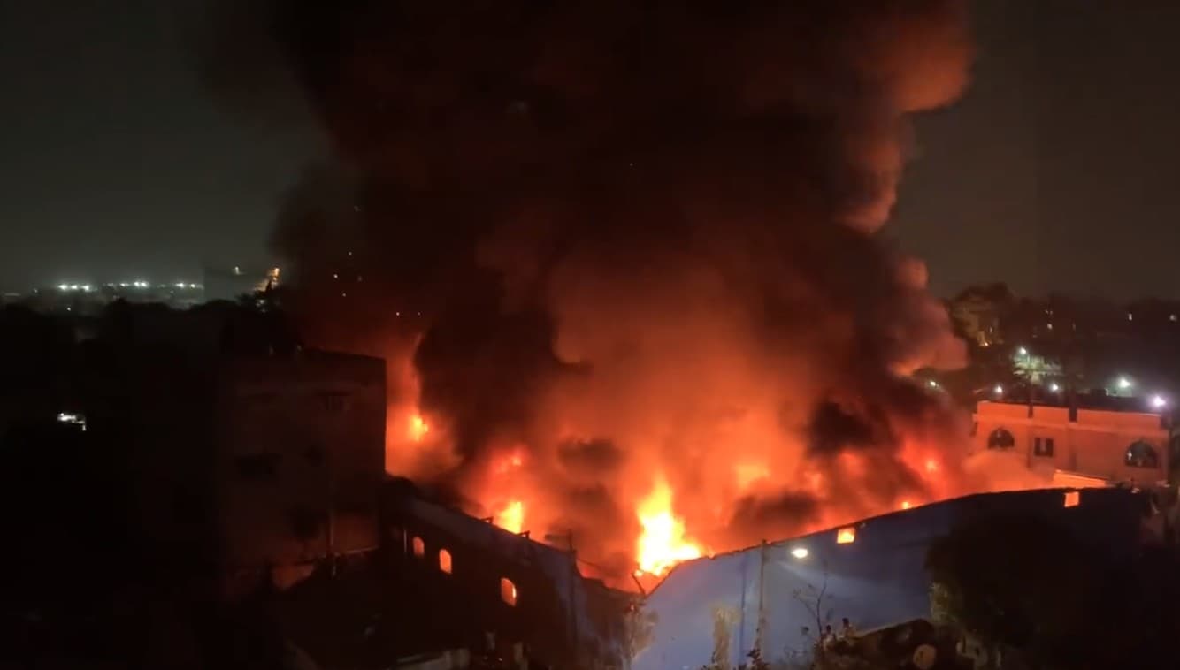 Kolkata Fire:15 दमकल गाड़ियों ने घंटों मशक्कत के बाद पाया काबू, CM ममता 
बनर्जी ने जांच के लिए बनाई कमेटी