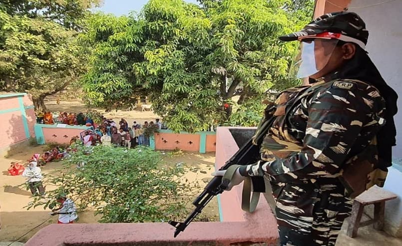 Bihar election first phase: लाल आतंक के गढ़ में जीता लोकतंत्र, हजारों कैमरों के साथ बूथों से हो रहा था लाइव टेलीकास्ट