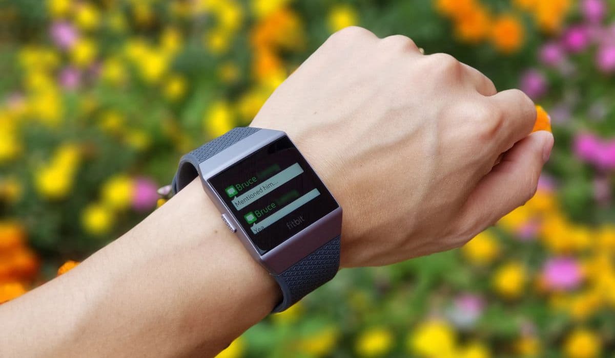 Google की स्मार्टवॉच Fitbit Ionic से जले कई यूजर्स के हाथ, कंपनी ने किया Recall और देगी Refund