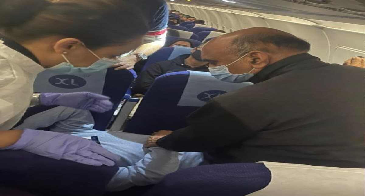 विमान में बीमार मरीज का केंद्रीय मंत्री ने किया इलाज, पीएम मोदी बोले शानदार काम