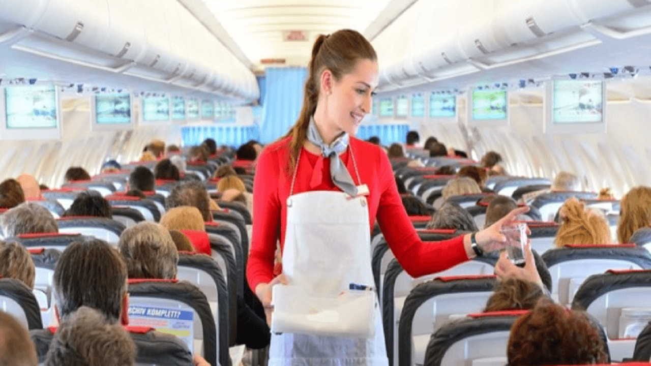 आम लोगों को मिल सकती है महंगे फ्लाइट टिकट से राहत, हवाई अड्डों को आलीशान बनाने व फिजूलखर्ची से बचने की सिफारिश