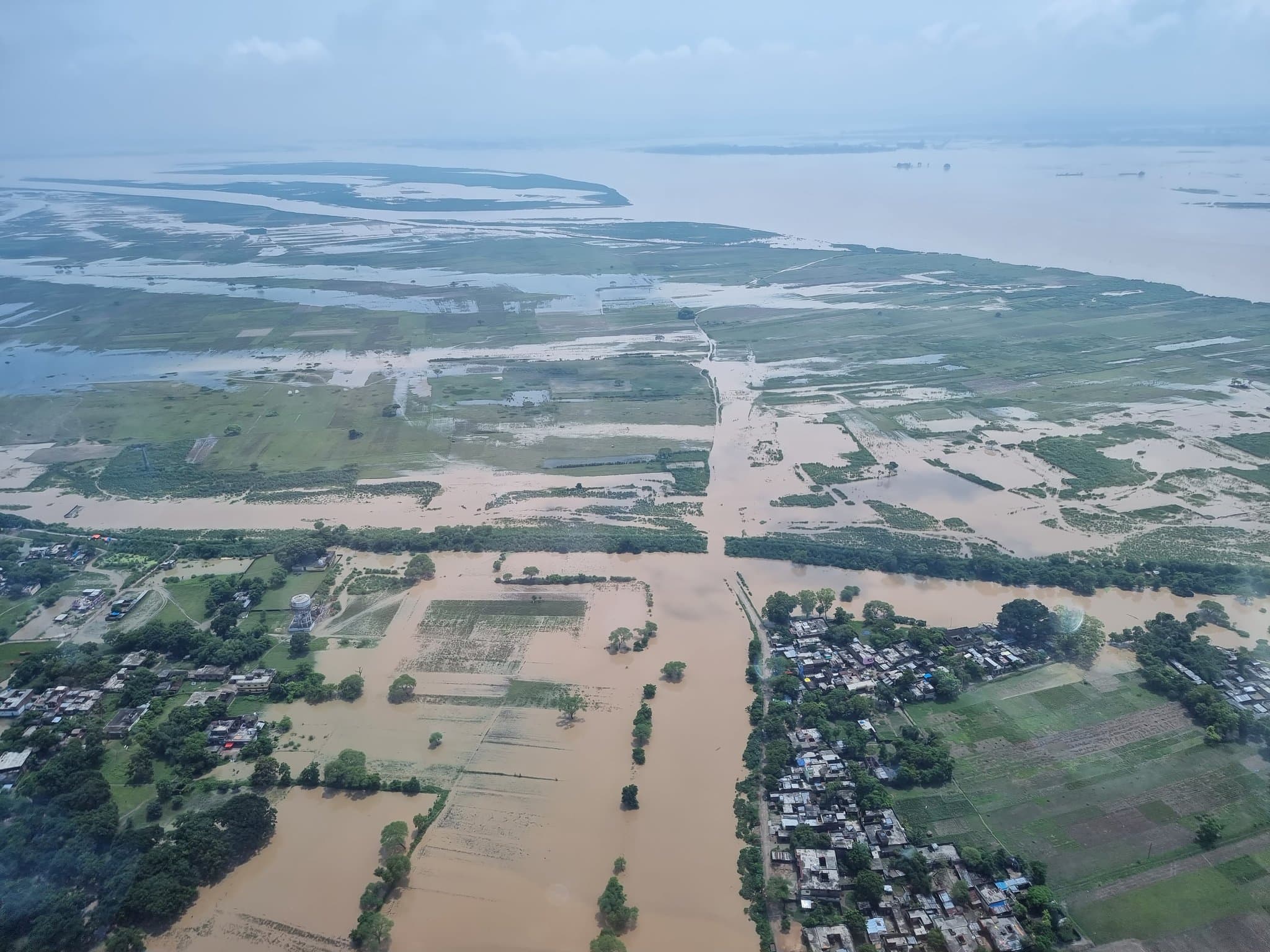 UP Flood: गंगा, यमुना और हिंडन की तबाही से हजारों लोग बेघर, बुकिंग कैंसिल होने से पर्यटन कारोबार को झटका