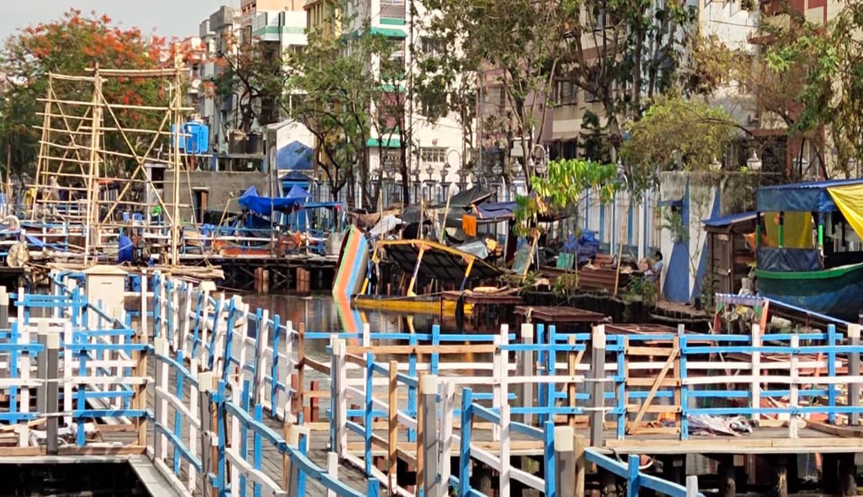 चक्रवाती तूफान अम्फान में डूबा फ्लोटिंग मार्केट, सामान सहित नावें डूबीं, दुकानदार परेशान