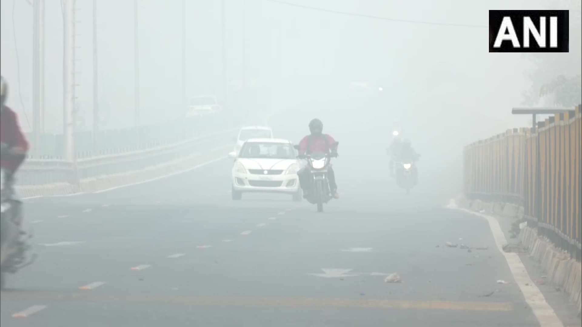उत्तर भारत में कड़ाके की ठंड, शीतलहर से बढ़ी कनकनी, घने कोहरे के कारण रेल, हवाई और सड़क यातायात बाधित उत्तर भारत में कड़ाके की ठंड, शीतलहर से बढ़ी कनकनी, घने कोहरे के कारण रेल, हवाई और सड़क यातायात बाधित
