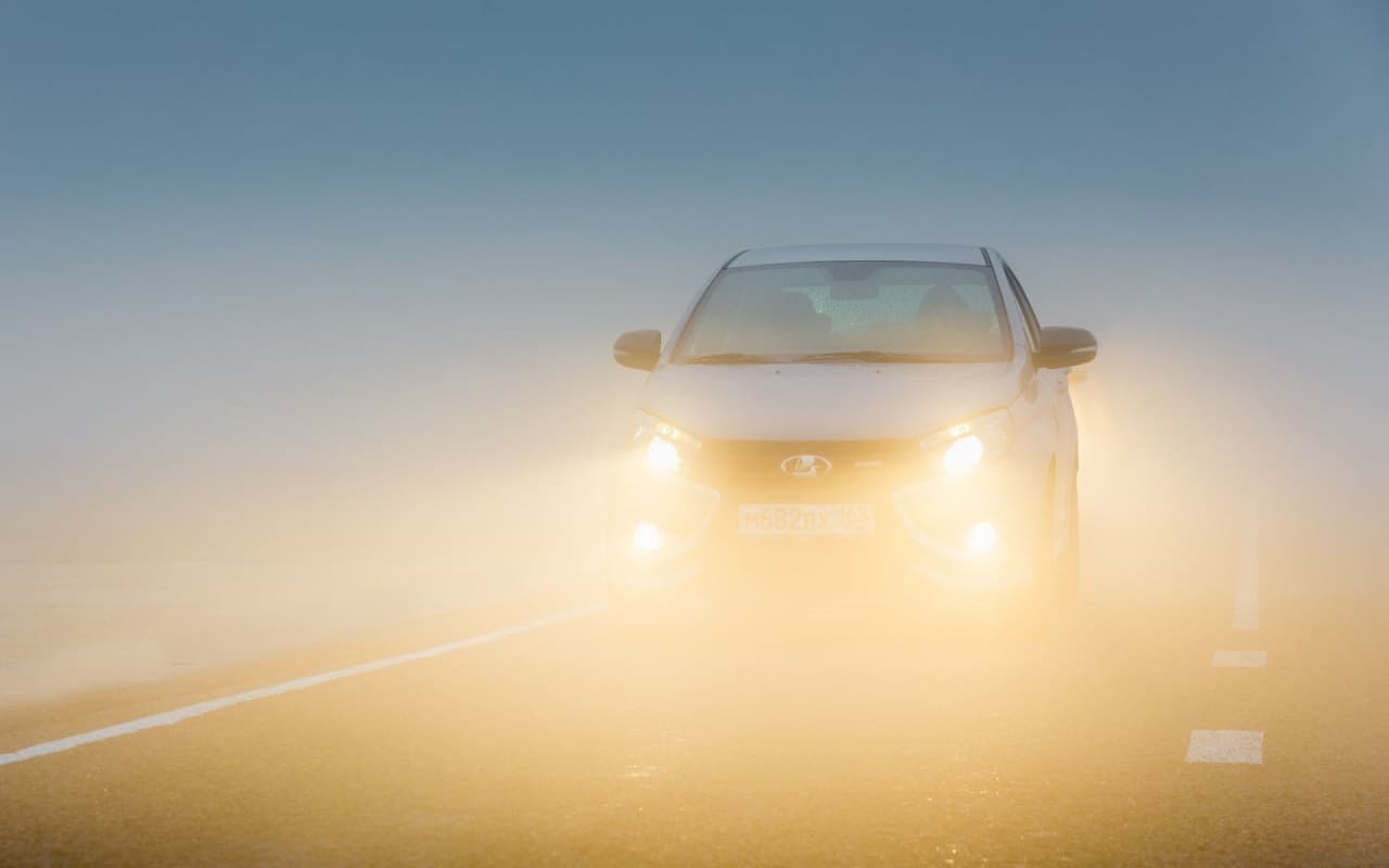 कोहरे में गाड़ी चलाते समय जोखिम को कैसे कम करें? Fog के दौरान मिरर सेटिंग की सम्पूर्ण जानकारी