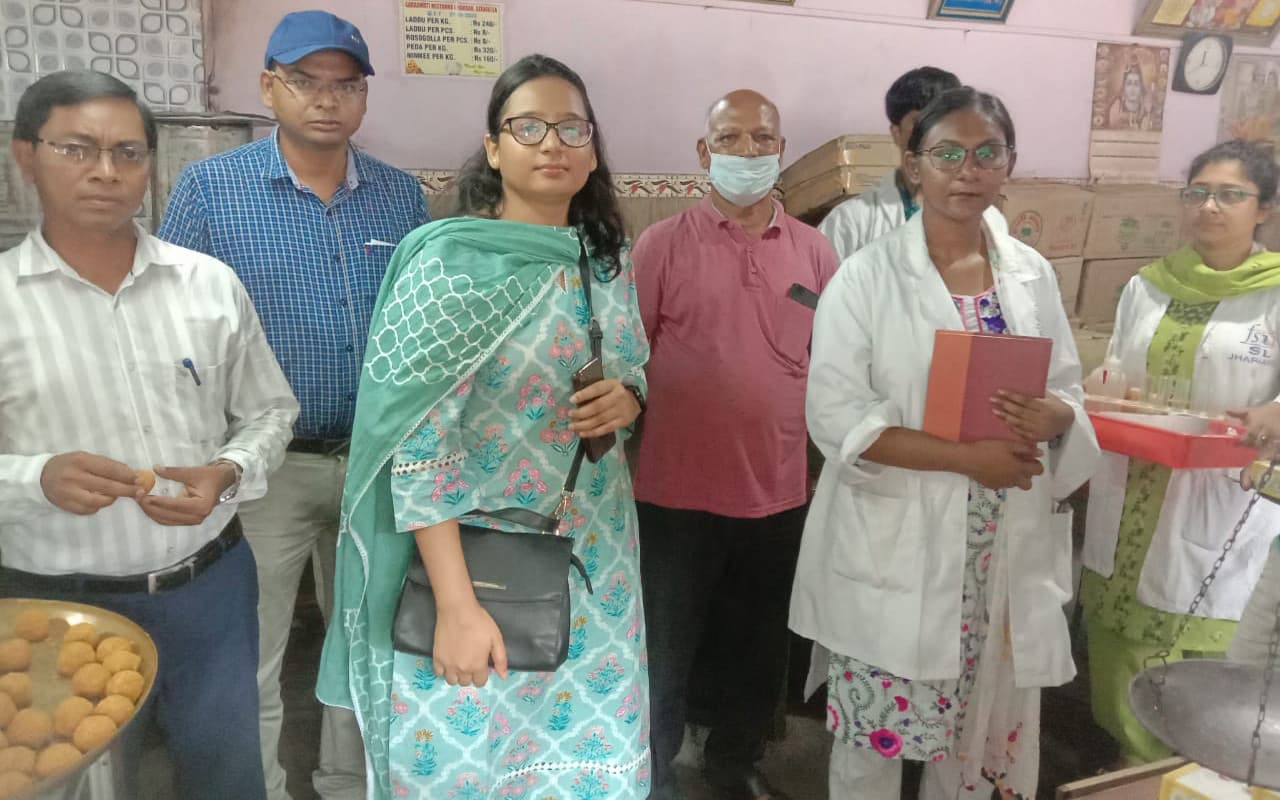 पर्व त्योहार को देखकर फूड सेफ्टी विभाग रेस, सरायकेला- खरसावां के 14 होटल और दुकानों को जारी किया नोटिस