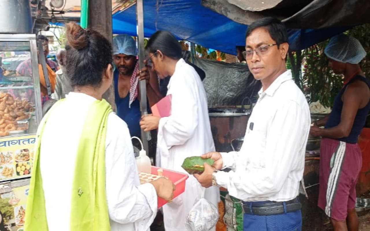 मिठाई लेने से पहले रहें सतर्क, सरायकेला समेत अन्य स्थानों पर मिलावट करने वालों के खिलाफ चला अभियान