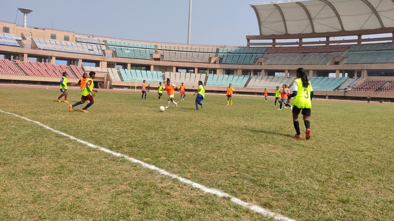 अंतर मंडल फुटबॉल चैंपियनशिप : चक्रधरपुर सेमी फाइनल में, कोलकाता गार्डनरीच और रांची की टीम प्रतियोगिता से बाहर