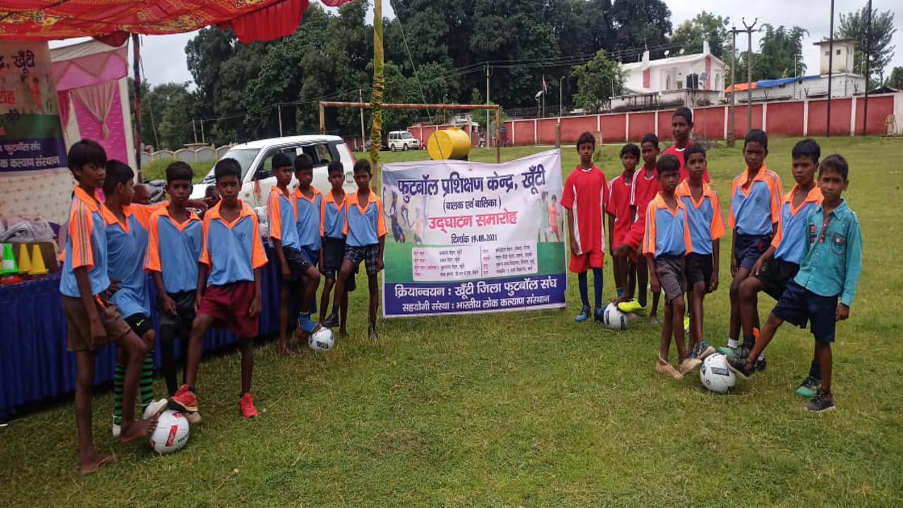 खूंटी में 8 फुटबॉल ट्रेनिंग सेंटर से निखरेगा ग्रामीण बच्चों का हुनर, DC बोले- गांव में बनेगा खेल का वातावरण