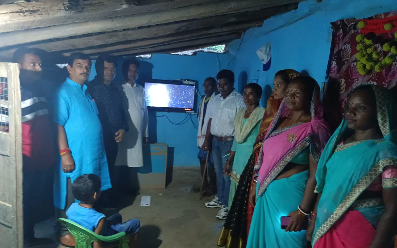 Prabhat Khabar Imapct: Under-17 भारतीय महिला फुटबॉलर पूर्णिमा कुमारी के घर लगा TV, PCC रोड भी बनेंगे