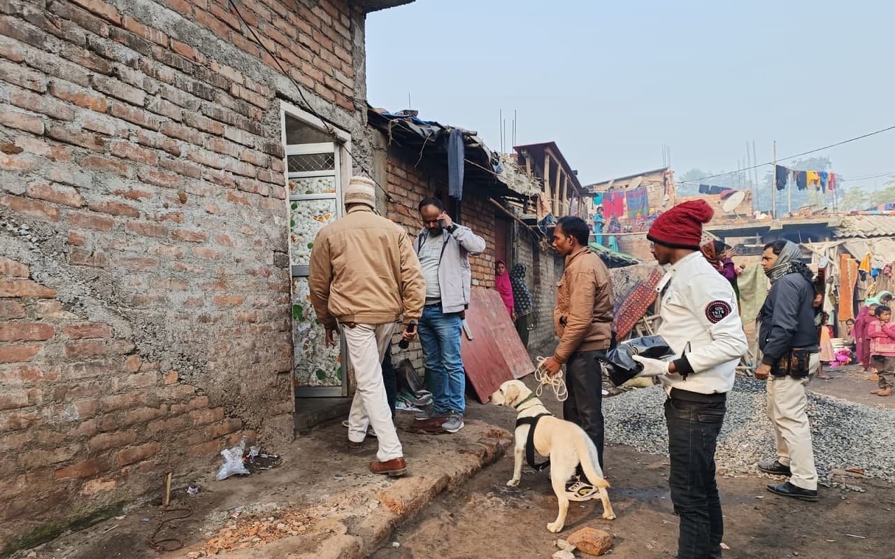 झारखण्ड: रबिका पहाड़िन मर्डर केस में पति दिलदार के मामा का घर सील, खून से सनी शर्ट, गंजी व हथियार जब्त