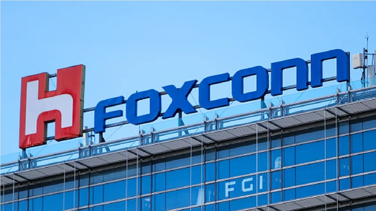 एप्पल के लिए iPhone बनाने वाली फॉक्सकॉन अब बनाएगी इलेक्ट्रिक कार, ब्लू सॉल्यूशंस के साथ किया करार