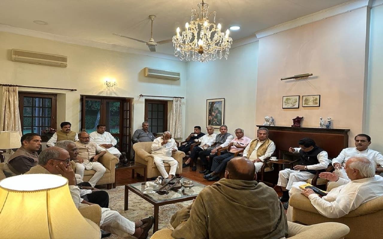 दिल्ली: 'EVM पर देश को संदेह', शरद पवार के घर बैठक के बाद दिग्विजय सिंह का बयान