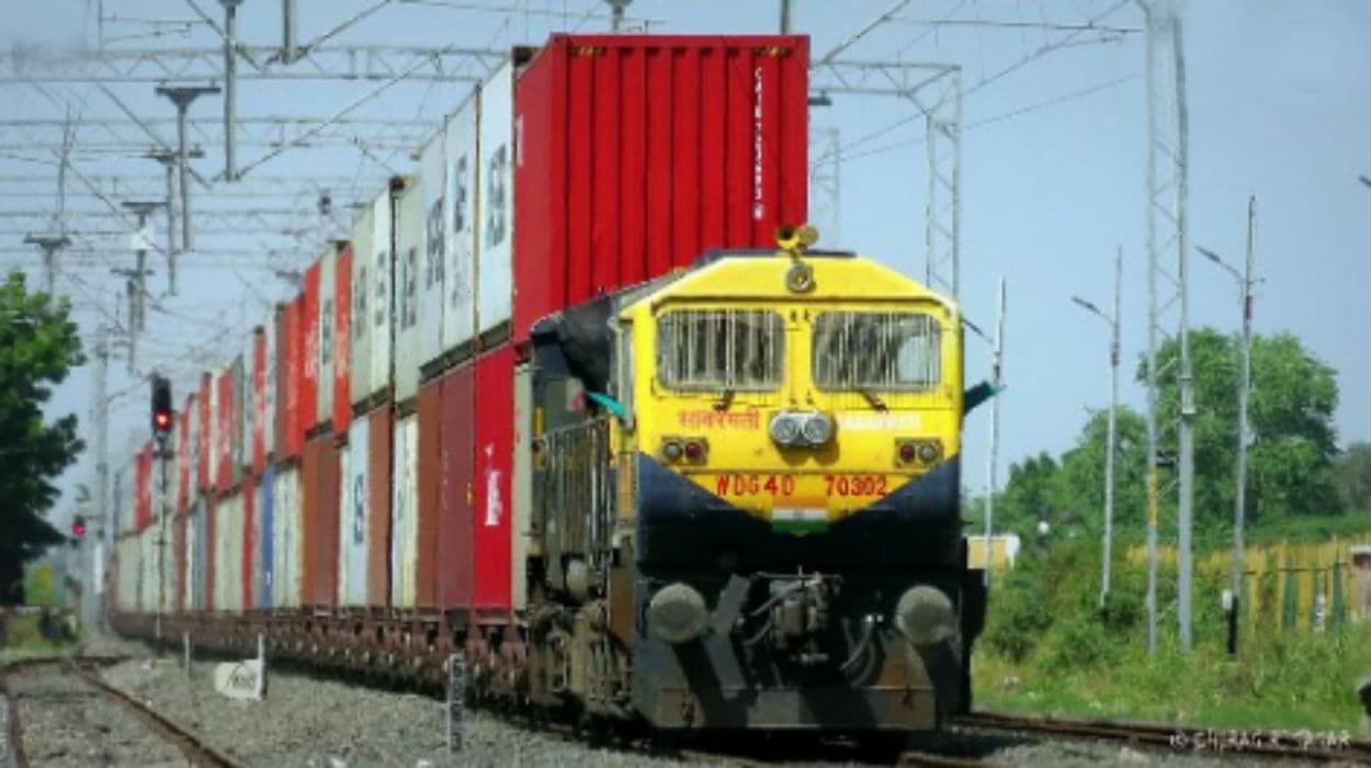 Indian Railways Updates : जल्दी खराब होने वाले खाद्य पदार्थों की ढुलाई के लिए चलायी जा रही हैं स्पेशल ट्रेन, ताकि भूखा न रह जाए कोई