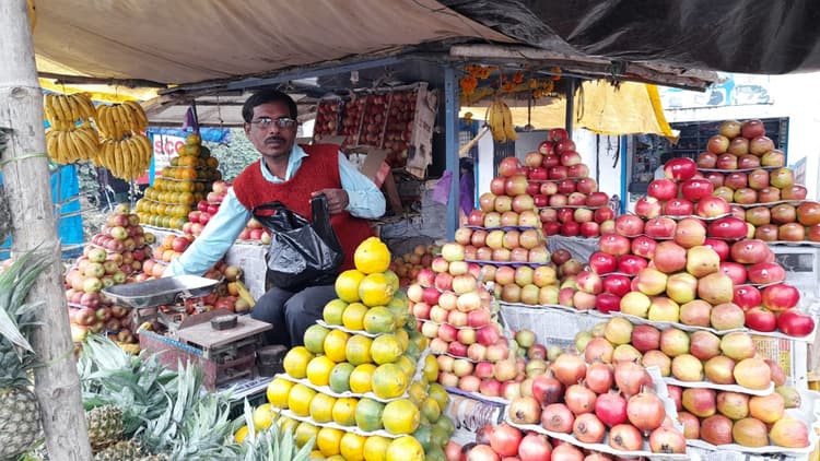 Chhath Puja 2020: कोरोना की मार झेल रहे पलामू के फल व्यवसायियों पर छठ में पड़ी बारिश की मार