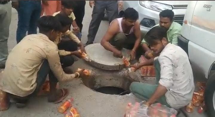 जल्दबाजी में फ्रूट ड्रिंक पीना हो सकता है जानलेवा, कानपुर में एक्सपायरी Fruit drink की 3600 बोतलें बरामद