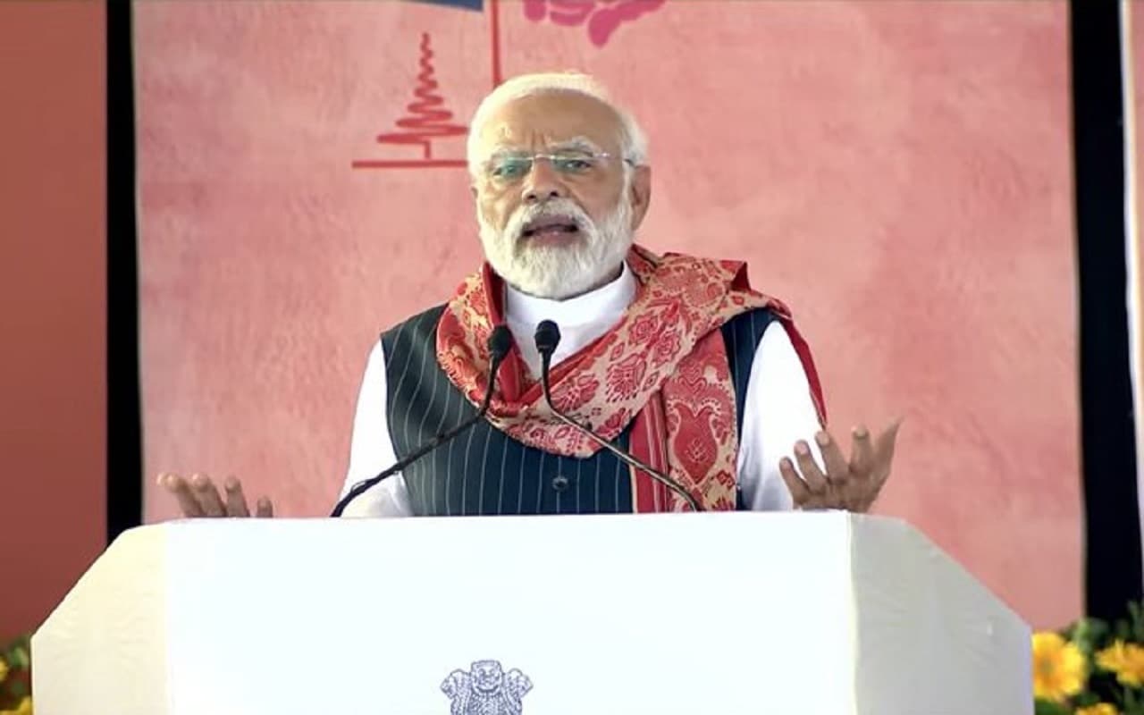 पीएम मोदी ने गुवाहाटी AIIMS का किया उद्घाटन, असम को 14,300 करोड़ की परियोजनाओं की सौगात