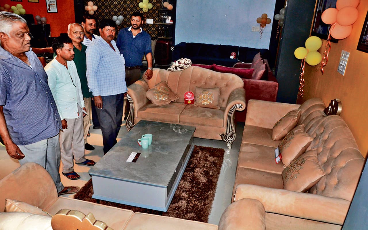 Diwali 2022: धनतेरस को लेकर देवघर में फर्नीचर का बढ़ा क्रेज, 50% तक डिस्काउंट दे रहीं ब्रांडेड कंपनियां