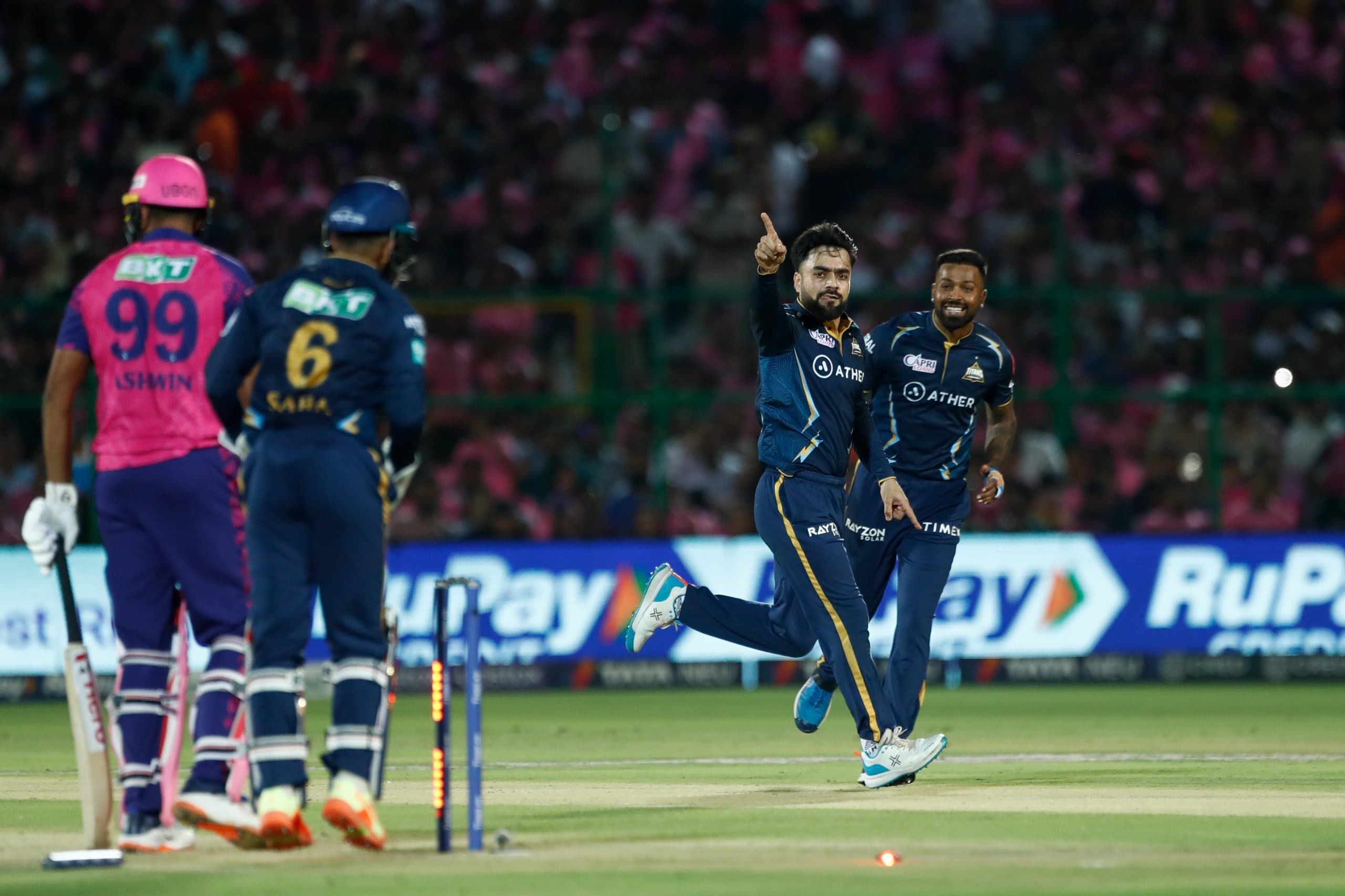 IPL Points Table 2023: राजस्थान को हराकर गुजरात ने प्लेऑफ की तरफ बढ़ाया एक और कदम, दो टीमों का सफर खत्म!