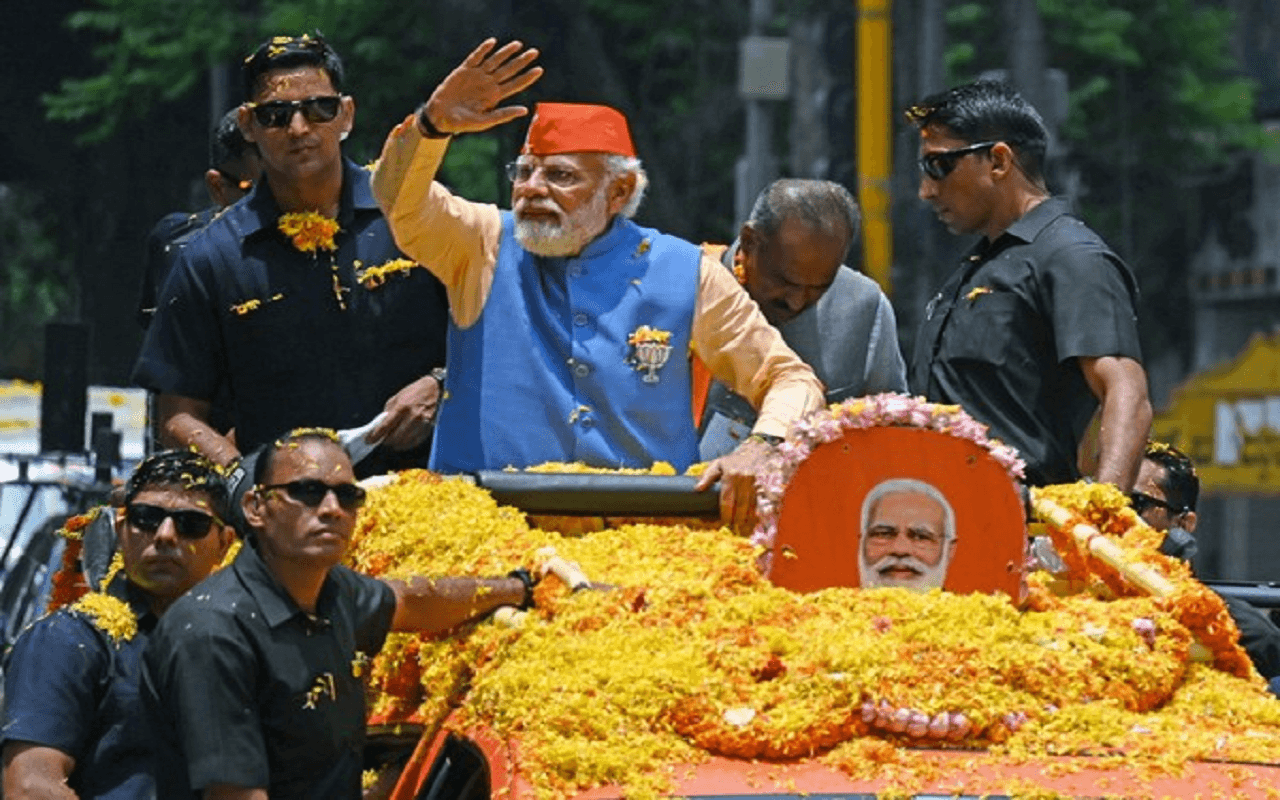 Karnataka Election: बेंगलुरू में पीएम मोदी का 10 किलोमीटर लंबा रोड शो, जमकर हुई फूलों की बारिश