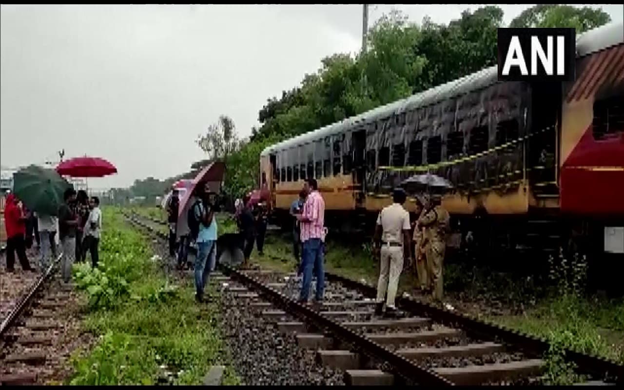 केरल: अलप्पुझा-कन्नूर एक्जीक्यूटिव एक्सप्रेस में लगी आग, इसी ट्रेन में शाहरुख ने लगाई थी आग