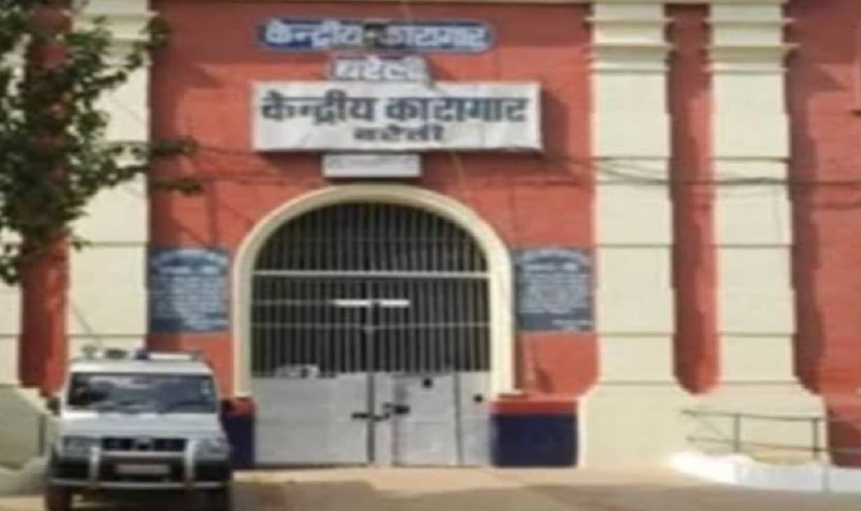 बरेली केंद्रीय जेल में चीफ से भिड़ा सिपाही, आरक्षी के किताब लाने पर हुआ विवाद, SSP से शिकायत के बाद जांच शुरू