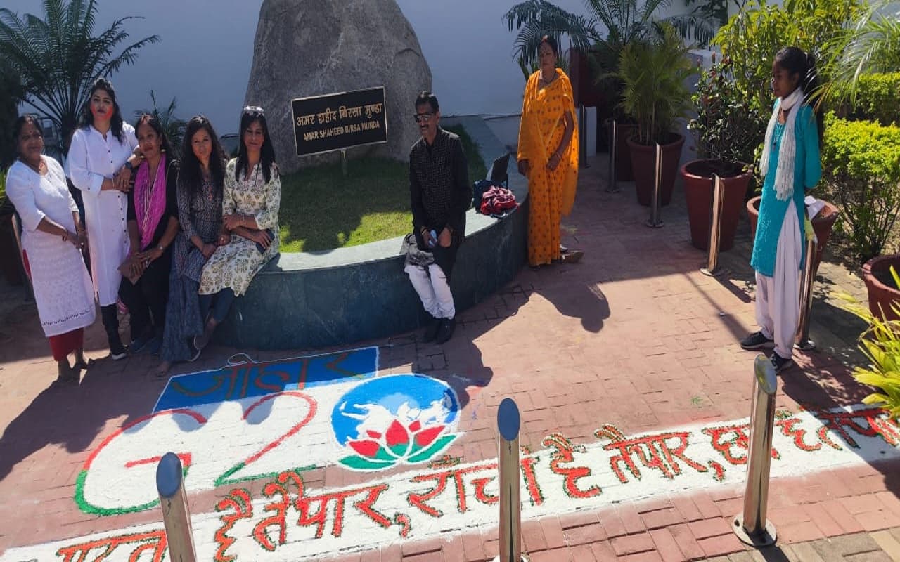 G-20 समिट: डेलीगेट्स के स्वागत के लिए रांची एयरपोर्ट पर महिलाओं ने बनायी रंगोली, 1 मार्च को मनेगा दीपोत्सव