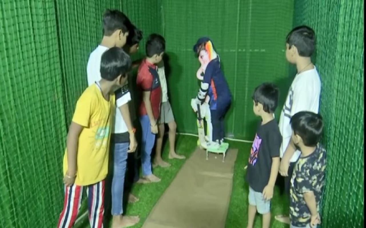 इस पूजा पंडाल में बल्लेबाजी कर रहे गणेश तो मूषक कर रहे गेंदबाजी, देखें आकर्षक तस्वीरें