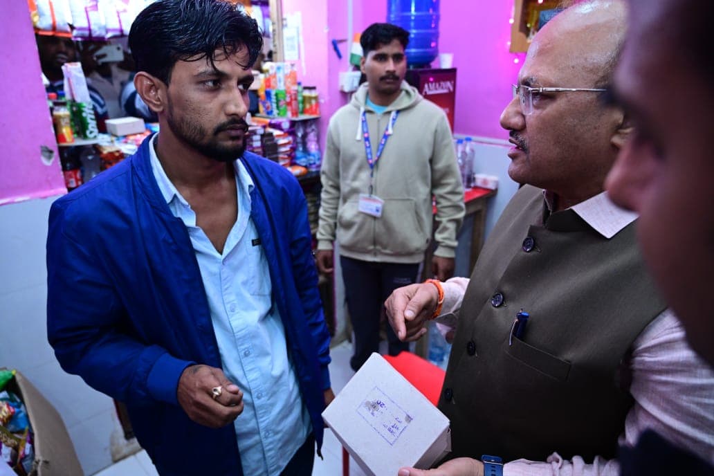 बेतिया स्टेशन पर घटिया भोजन व अधिक दाम देख जीएम नाराज, DCI को लगाई फटकार, ठेकेदार पर कार्रवाई का दिया निर्देश