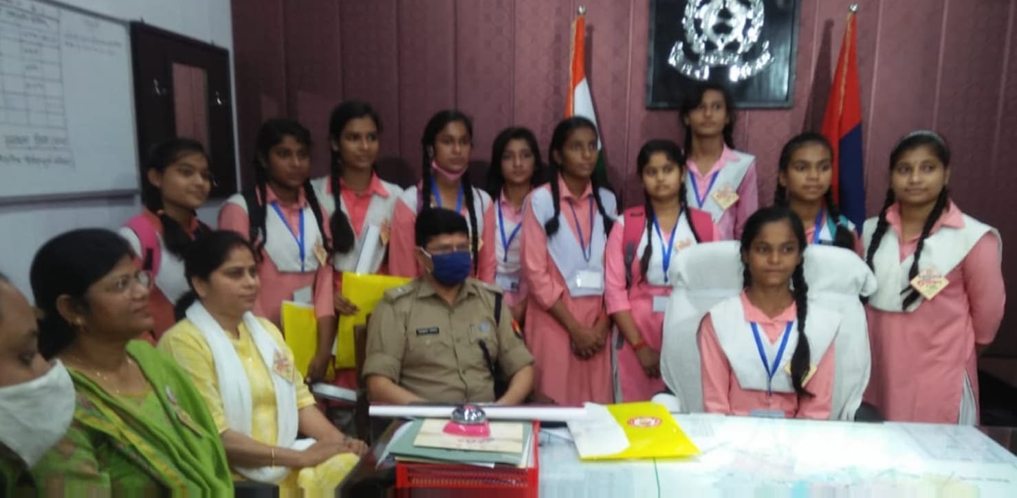 बरेली में 11वीं छात्राएं बनीं एक दिन की अधिकारी, 
पूजा गुप्ता ने संभाली सिटी मजिस्ट्रेट की जिम्मेदारी