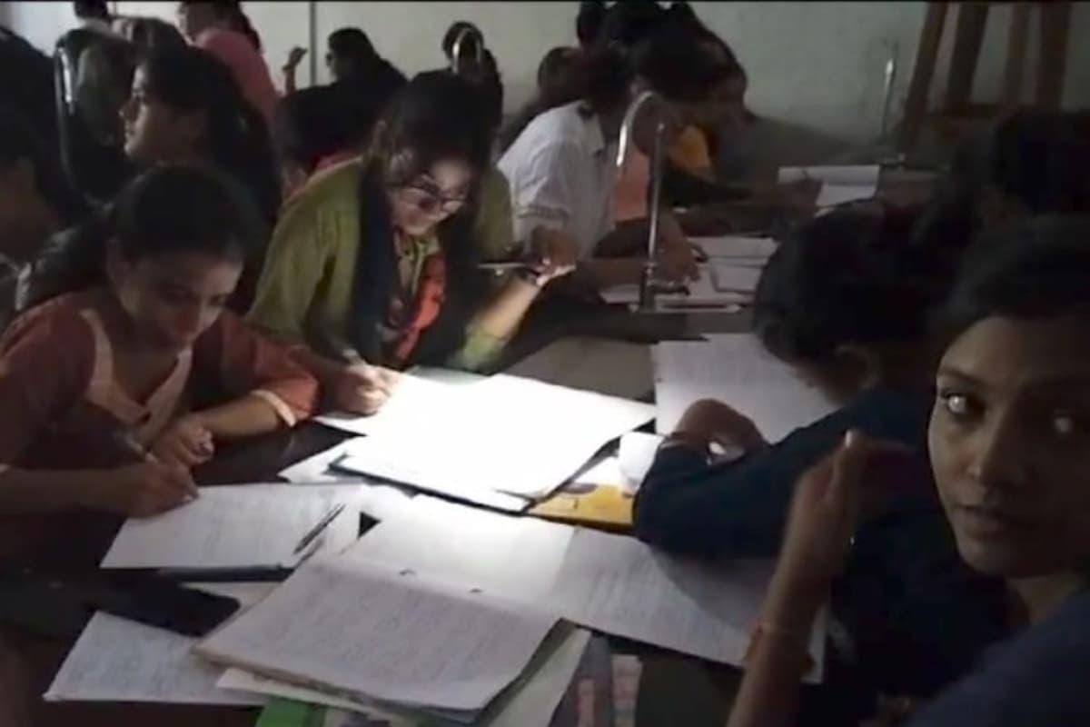 झारखंड: जीएलए कॉलेज में परीक्षार्थियों ने मोबाइल की रोशनी में लिखी प्रैक्टिकल परीक्षा, छात्र संगठनों का विरोध