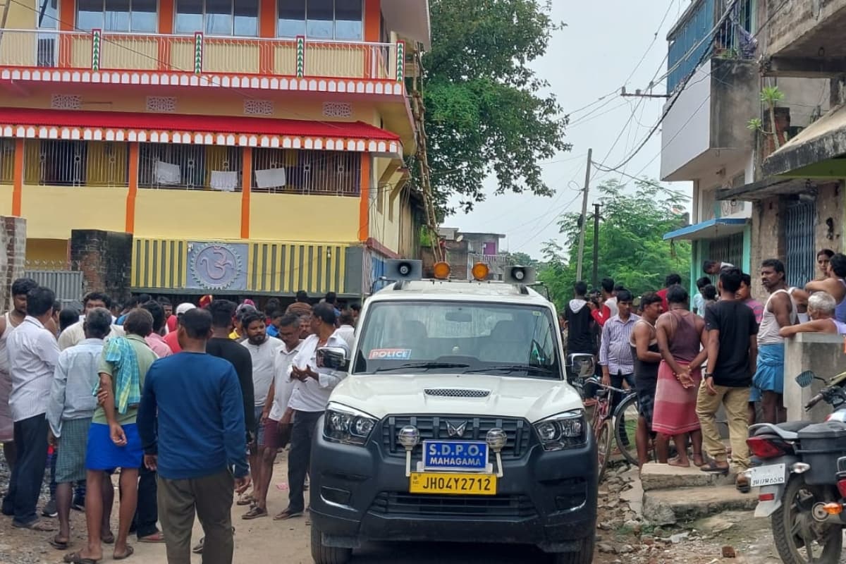 झारखंड: गोड्डा में दिनदहाड़े लाखों के जेवरात की लूट, विरोध करने पर पीटा, फायरिंग कर हुए फरार, एक अपराधी अरेस्ट