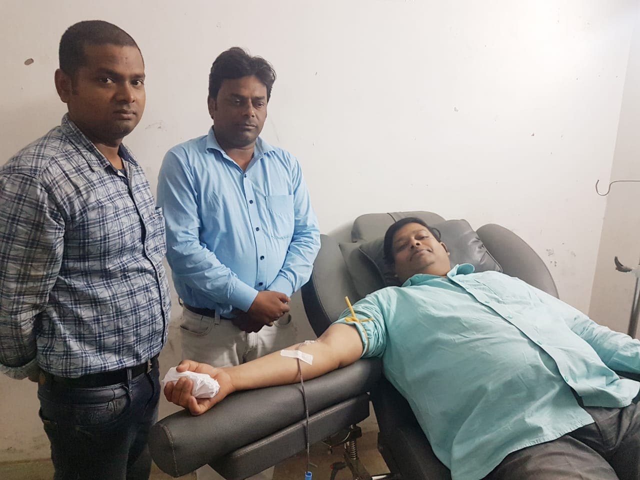 हौसले को सलाम : कोरोना वायरस के खौफ के बीच बिहार के पवन ने 53वीं बार किया रक्तदान