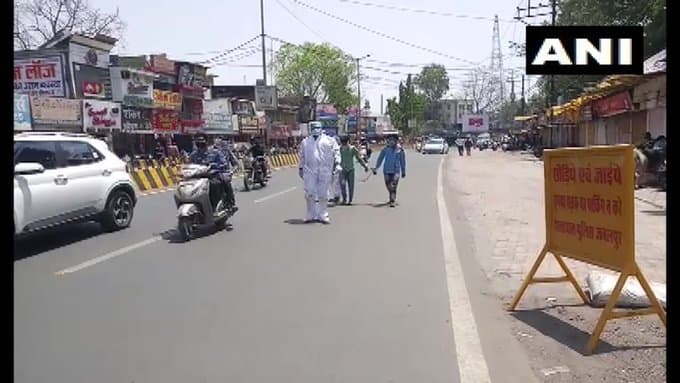 पुलिस ने कोरोना पॉजिटिव और निगेटिव को एक ही हथकड़ी में जकड़ा और करा दिया पैदल मार्च