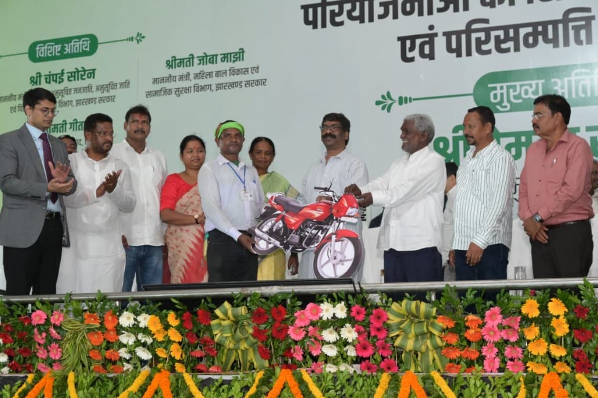 गुवा गोलीकांड की बरसी: सीएम हेमंत सोरेन ने वीर शहीदों को दी श्रद्धांजलि,बोले-शहीदों के सपनों का बनाएंगे झारखंड