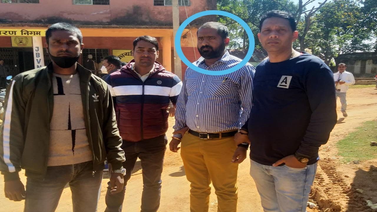 Jharkhand News: झारखंड के गुमला से मनरेगा बीपीओ 5 हजार रुपये घूस लेते रंगेहाथ गिरफ्तार, ACB ने ऐसे दबोचा Jharkhand News: झारखंड के गुमला से मनरेगा बीपीओ 5 हजार रुपये घूस लेते रंगेहाथ गिरफ्तार, ACB ने ऐसे दबोचा