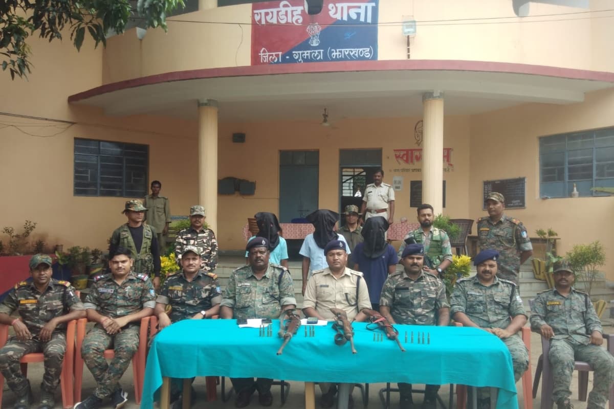 झारखंड: अपराध की योजना बनाते पीएलएफआई के तीन हार्डकोर उग्रवादी गिरफ्तार, तीन देसी राइफल व 15 गोलियां बरामद