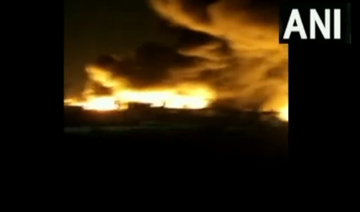 गुरुग्राम में लगी भीषण आग, दमकल की 300 गाड़ियां मौजूद, एक महिला की झुलसने से मौत