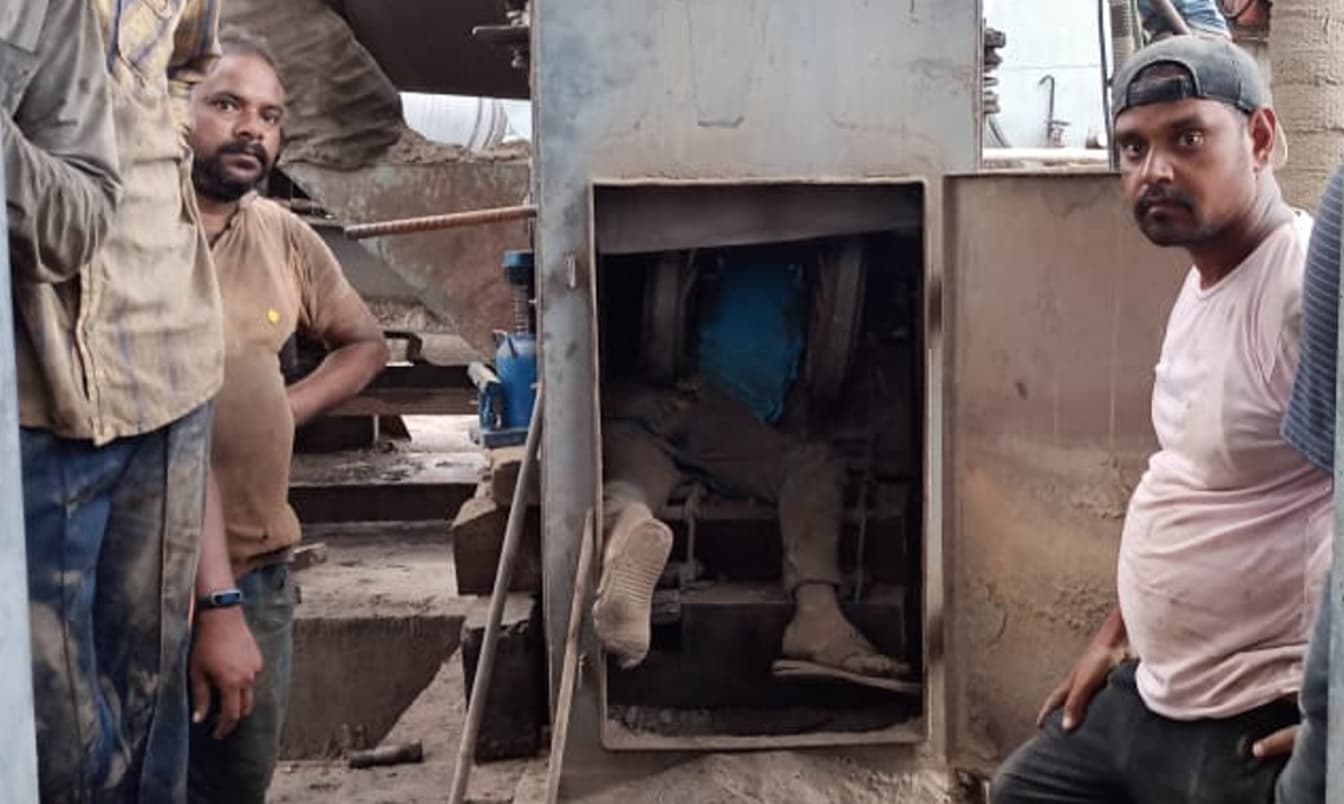 गुजरात के मजदूर की झारखंड में मौत, गालूडीह में हॉट मिक्सिंग प्लांट में फंसने से गयी जान
