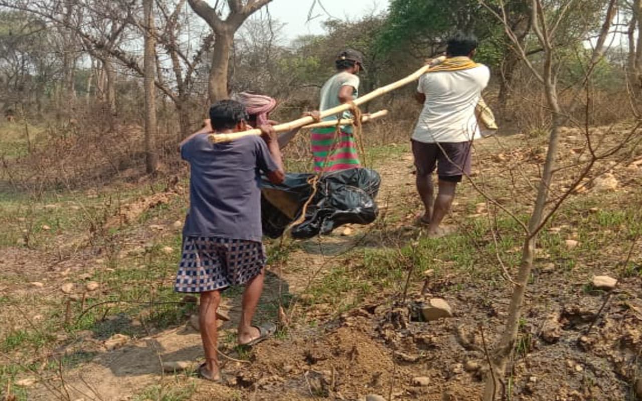 झारखंड : सरायकेला के गम्हरिया में दिल दहला देने वाली घटना, युवक को मारी गोली, पत्थर से कुचला फिर लगा दी आग