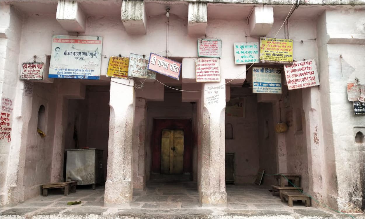 रिद्धि और सिद्धि के साथ विराजमान गौरी पुत्र भगवान गणेश की है अपनी महिमा