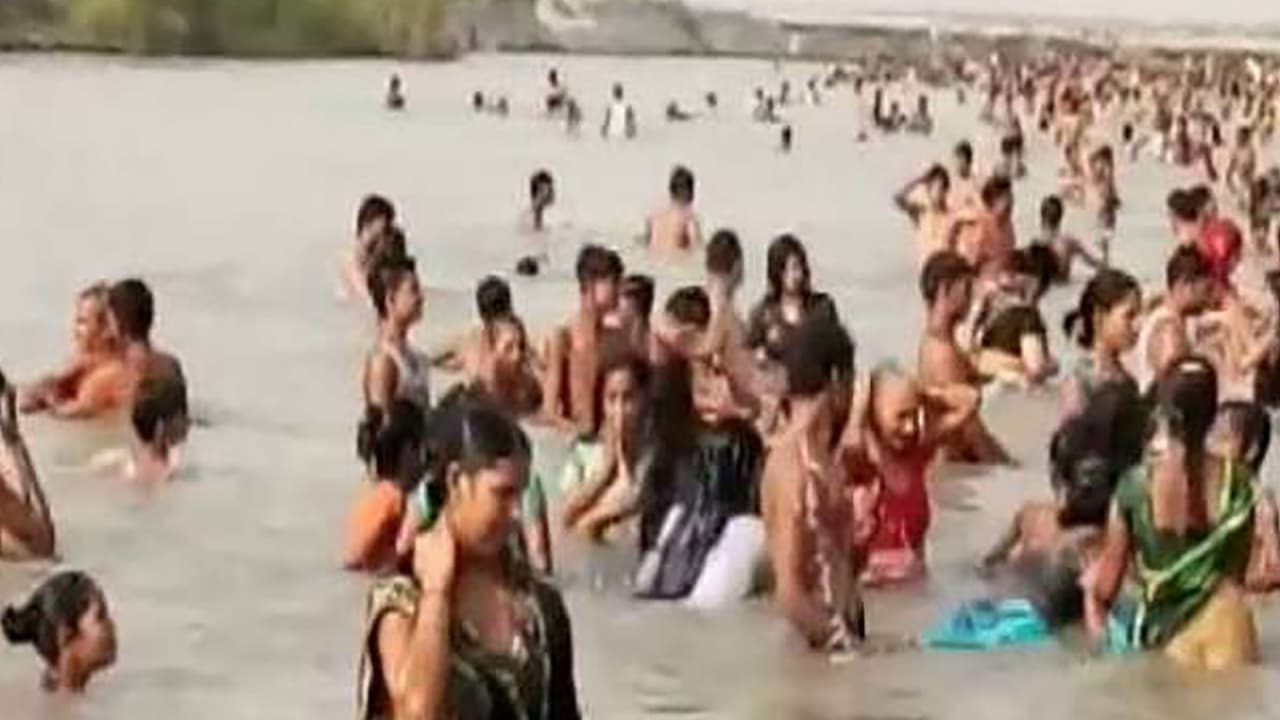 Sharad Purnima 2020: आसमान से रात भर हुई अमृत वर्षा, आज गंगा तटों पर स्नान के लिए उमड़ी भीड़