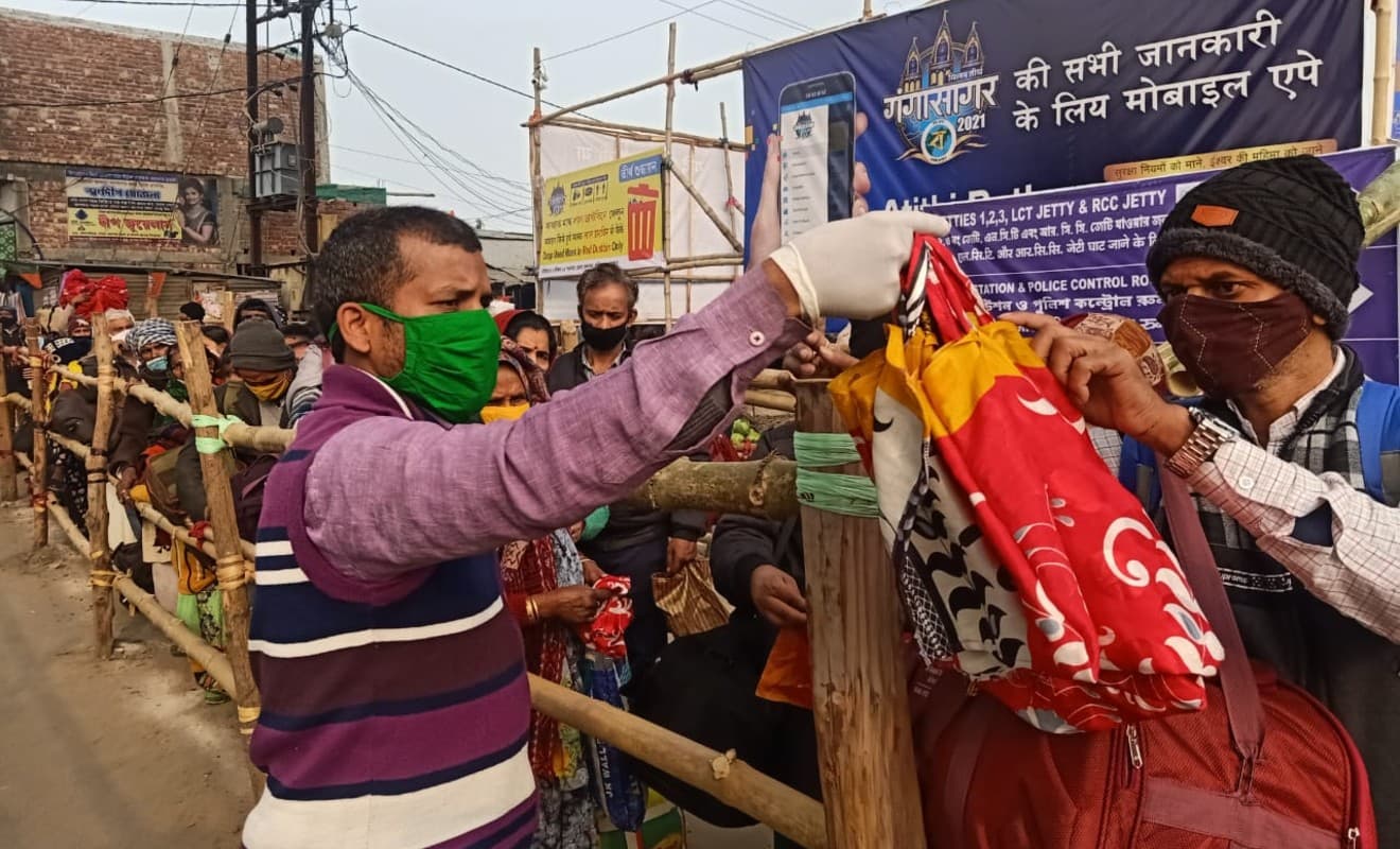 Makar Sankranti 2021, Gangasagar Mela 2021: मकर संक्रांति पर सुबह 6:02 बजे से श्रद्धालु कर सकेंगे पुण्य स्नान, 9 बजे सागर में डुबकी लगायेंगे शंकराचार्य Makar Sankranti 2021, Gangasagar Mela 2021: मकर संक्रांति पर सुबह 6:02 बजे से श्रद्धालु कर सकेंगे पुण्य स्नान, 9 बजे सागर में डुबकी लगायेंगे शंकराचार्य